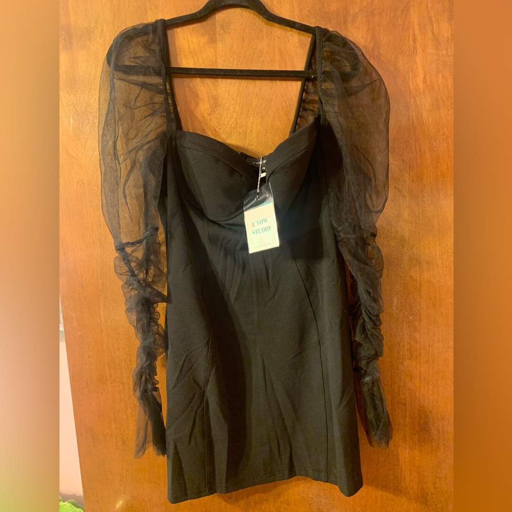 Elegant Black Strapless Sweetheart Dress with Sheer Puff Sleeves